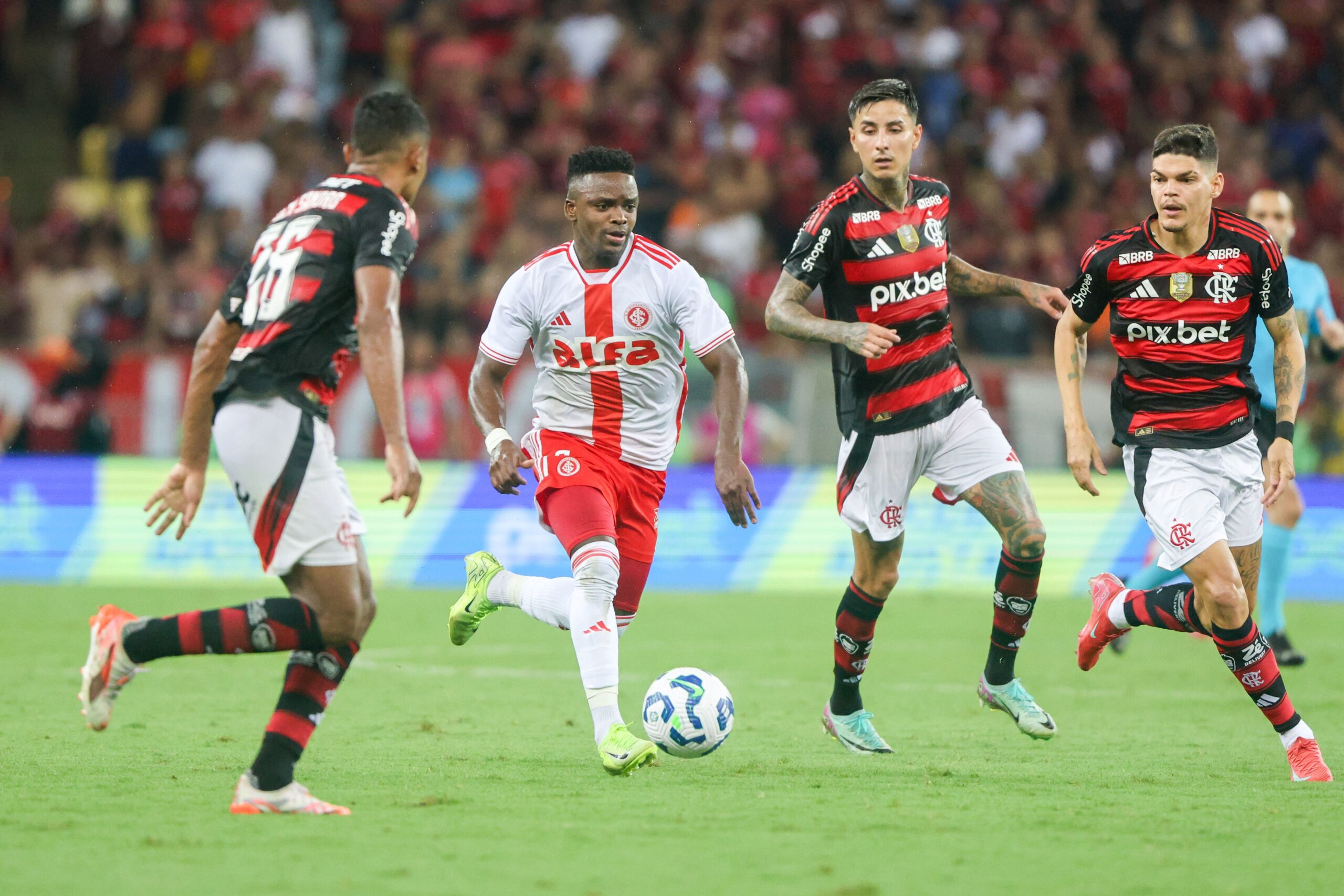 Flamengo e Internacional empatam em jogo equilibrado pelo Brasileirão (Foto: Ricardo) Duarte/Internacional