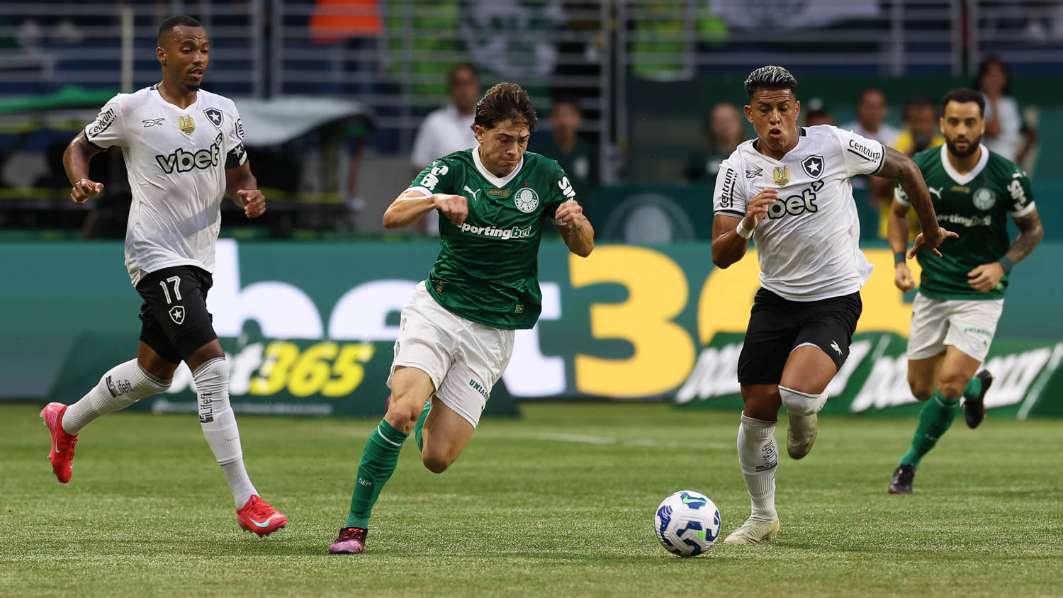 Palmeiras enfrenta Botafogo