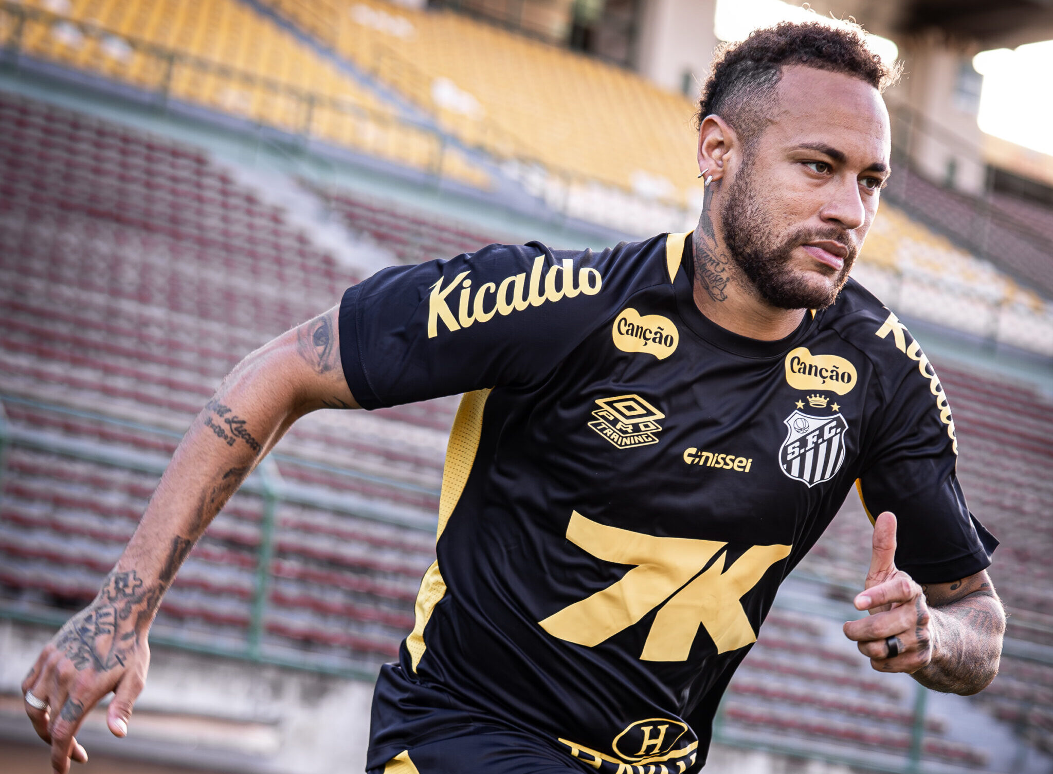Santos renova contrato com Neymar até o fim de 2025