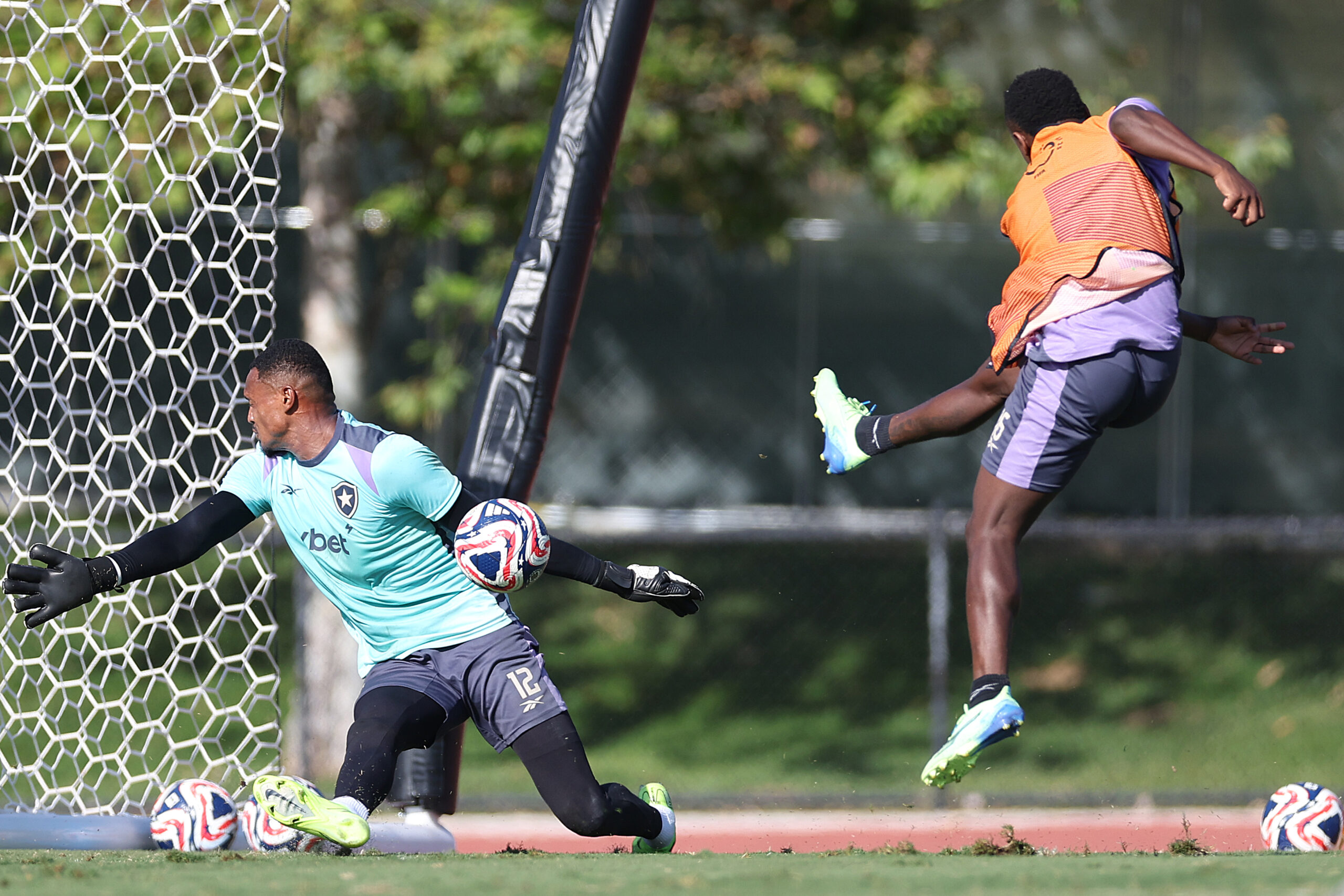 Botafogo enfrenta PSG em duelo decisivo pela liderança do Grupo B