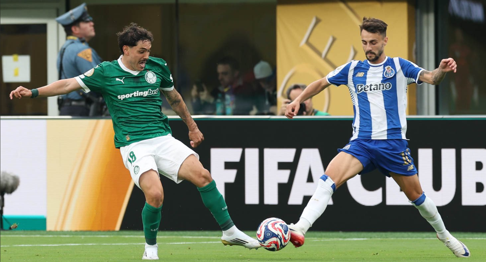 Palmeiras em ação contra o Porto