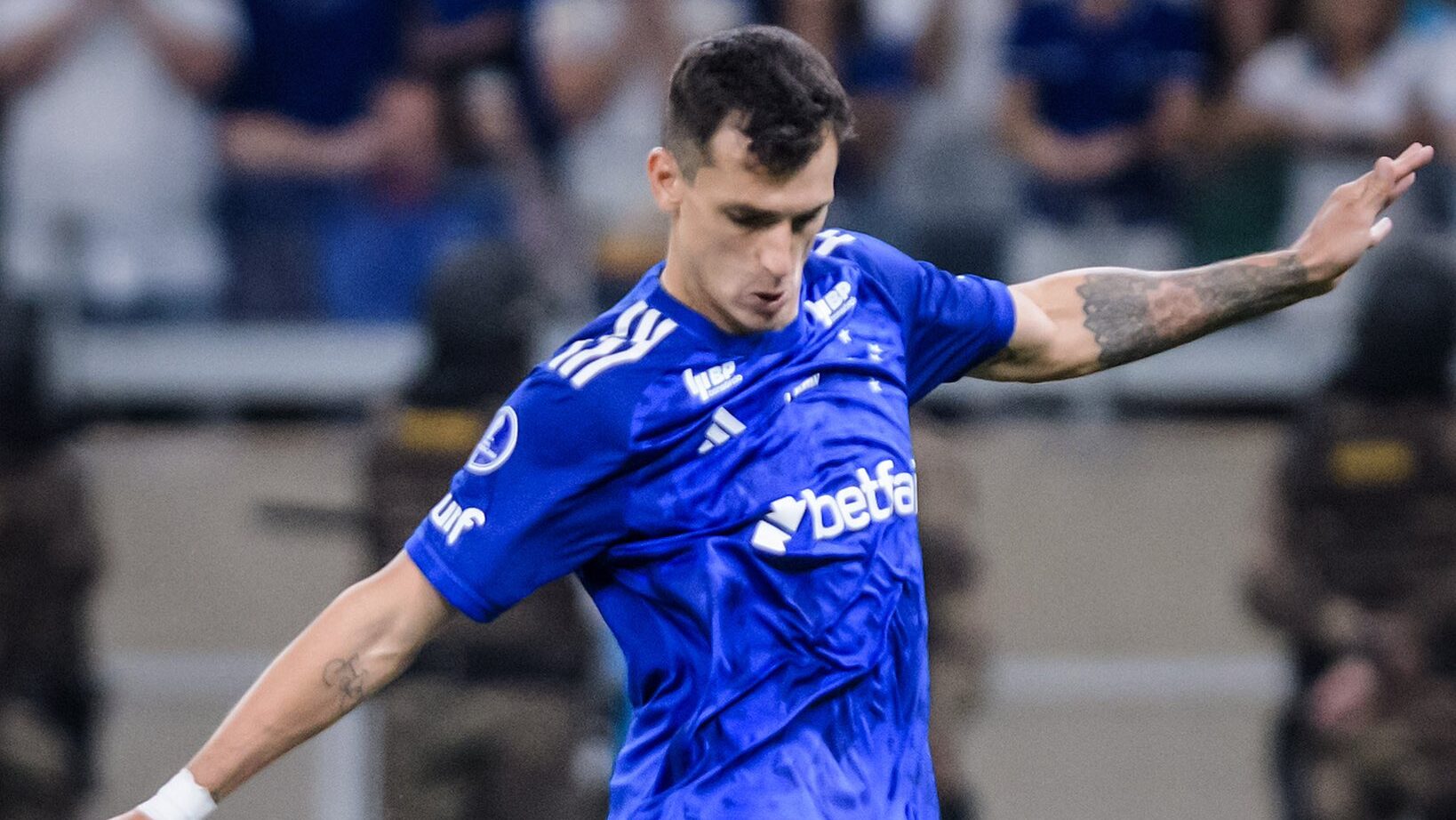 Dinenno vai assinar com o São Paulo