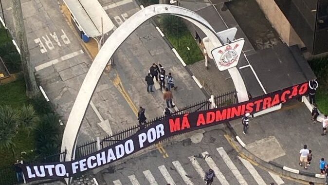 Organizadas invadem sede do Corinthians e pressionam por mudanças políticas no clube