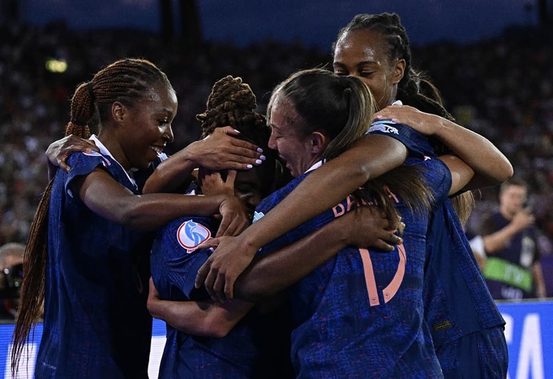 Com gols no primeiro tempo, França vence Inglaterra em estreia da Euro Feminina