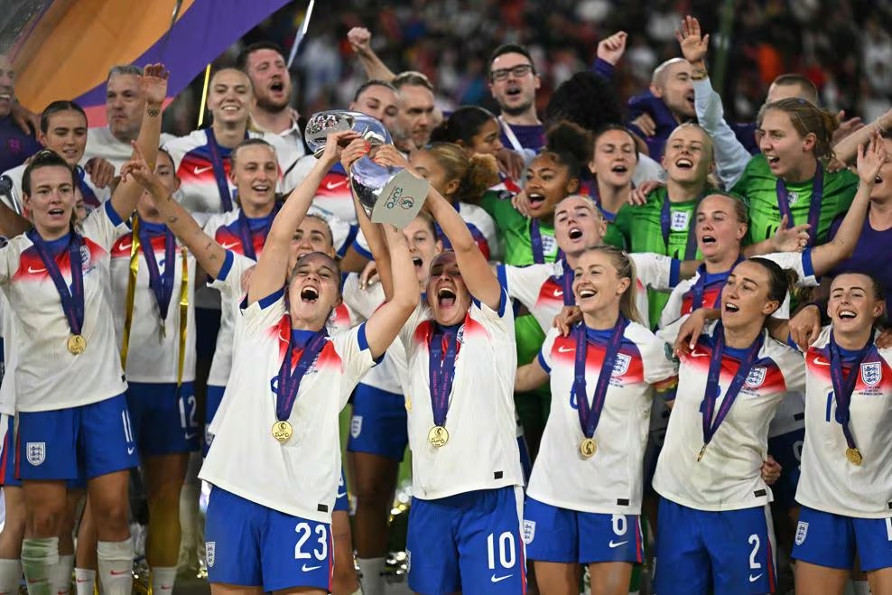 Inglaterra supera a Espanha nos pênaltis e conquista bicampeonato da Euro
