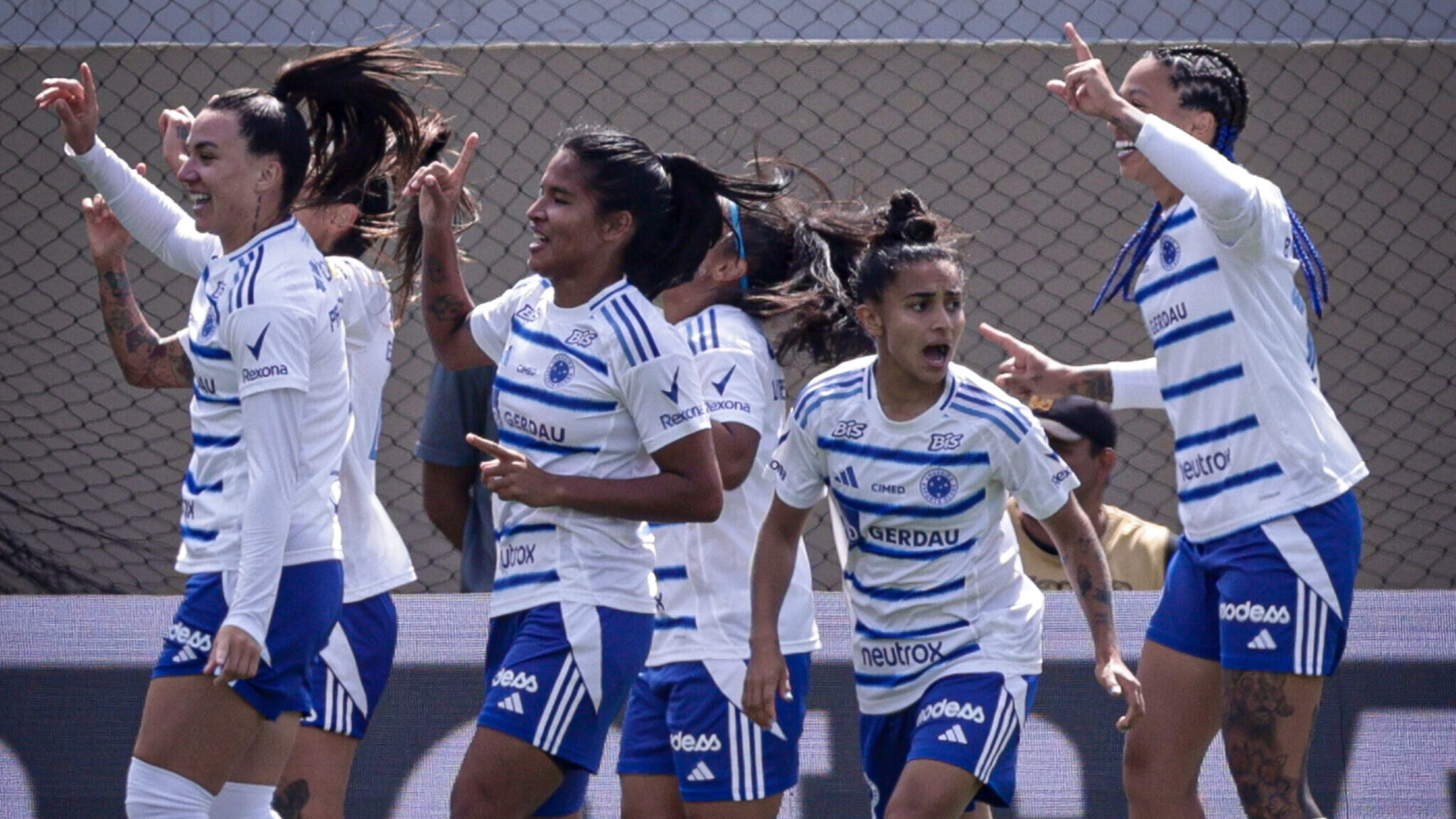 Cruzeiro vira sobre o Palmeiras e abre vantagem na semifinal do Brasileirão Feminino