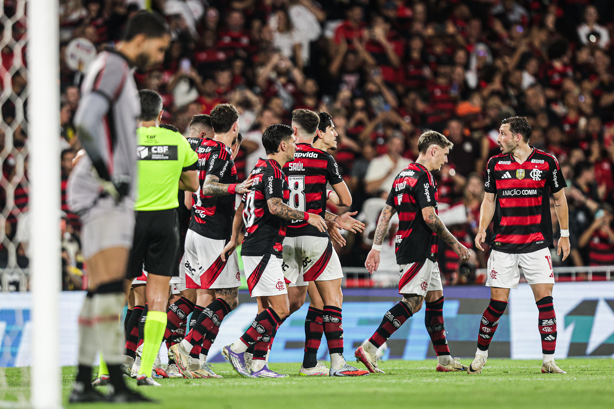 Flamengo aplica 8 a 0 no Vitória e assina a terceira maior goleada da história do Brasileirão