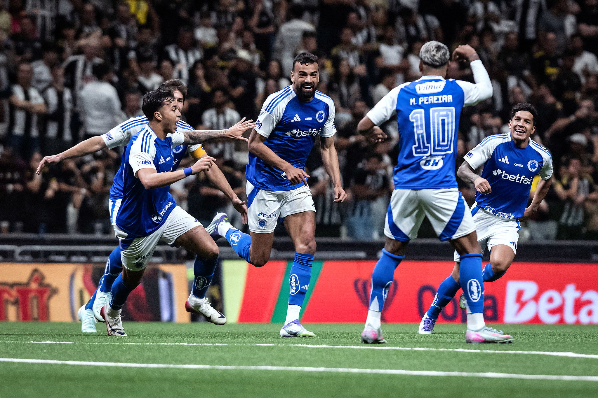 Cruzeiro domina o segundo tempo, bate Atlético-MG e fica a um passo da vaga da Copa do Brasil