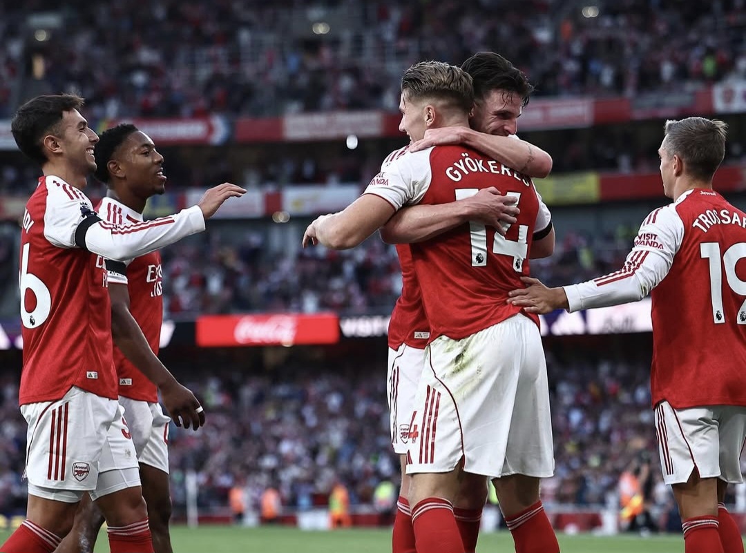 Arsenal goleia Leeds e assume a liderança da Premier League