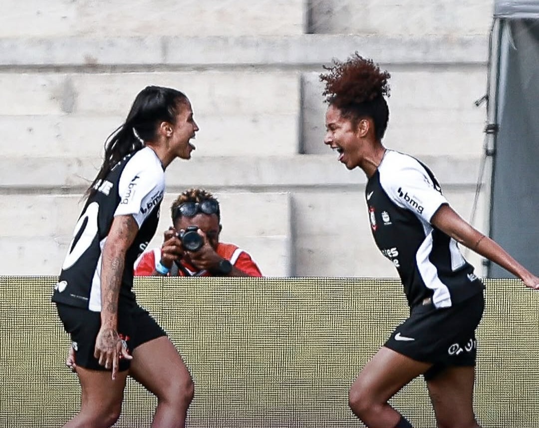 Corinthians supera São Paulo e coloca um pé na final do Brasileirão Feminino