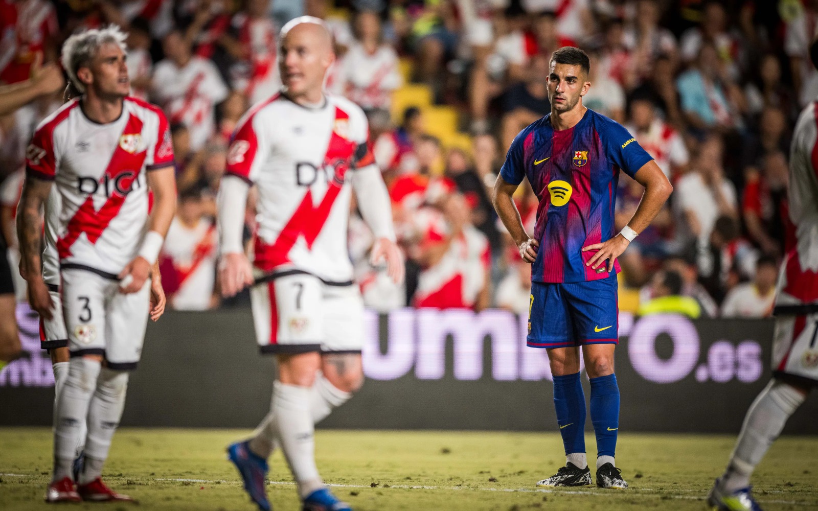 Barcelona empata com Rayo Vallecano em jogo marcado por pênalti polêmico