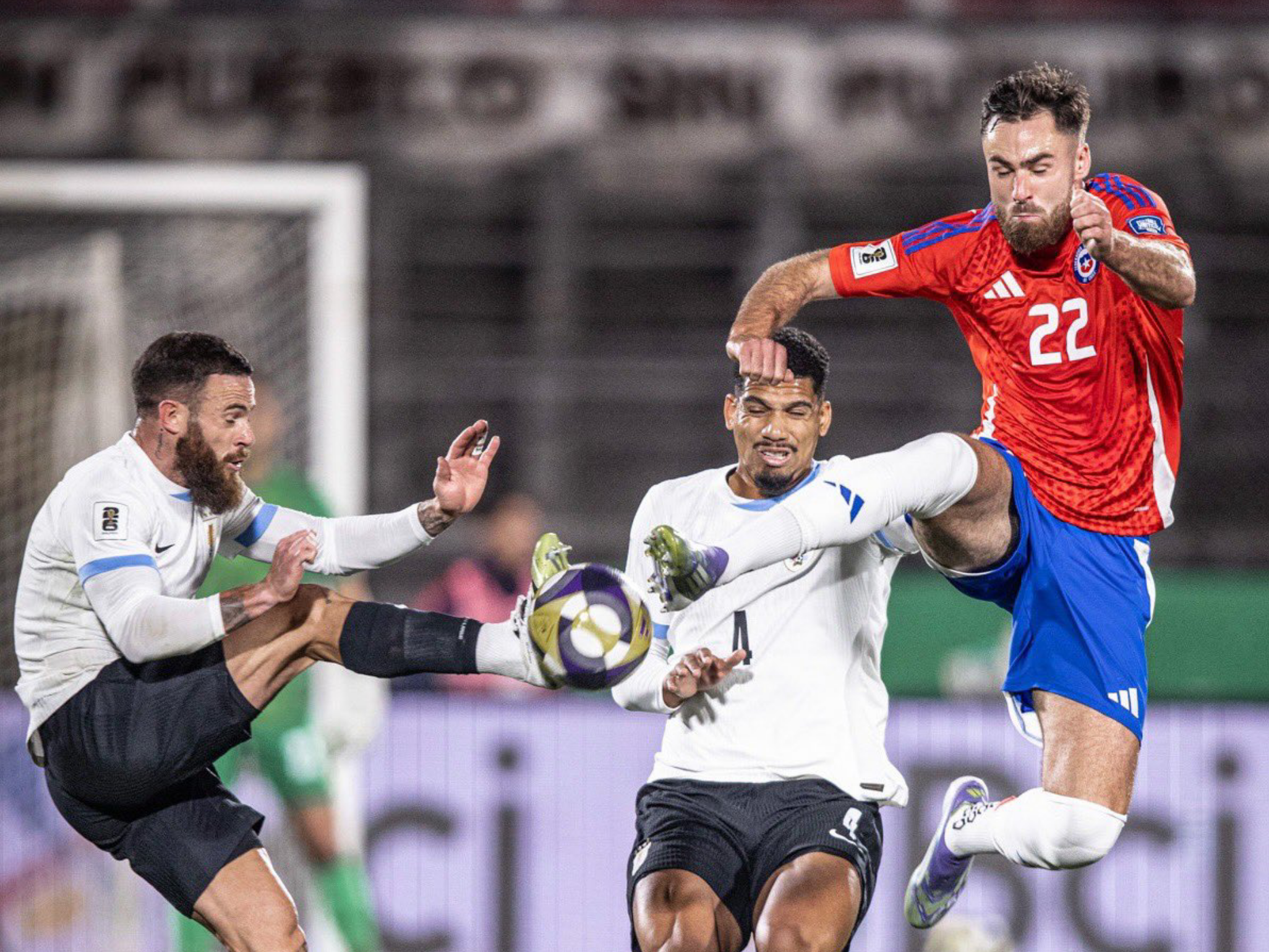 Chile empata com Uruguai e fecha Eliminatórias fora da Copa