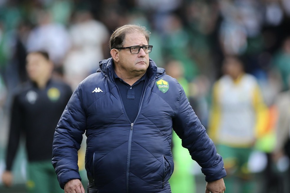 Remo se movimenta rápido e acerta com Guto Ferreira como novo técnico