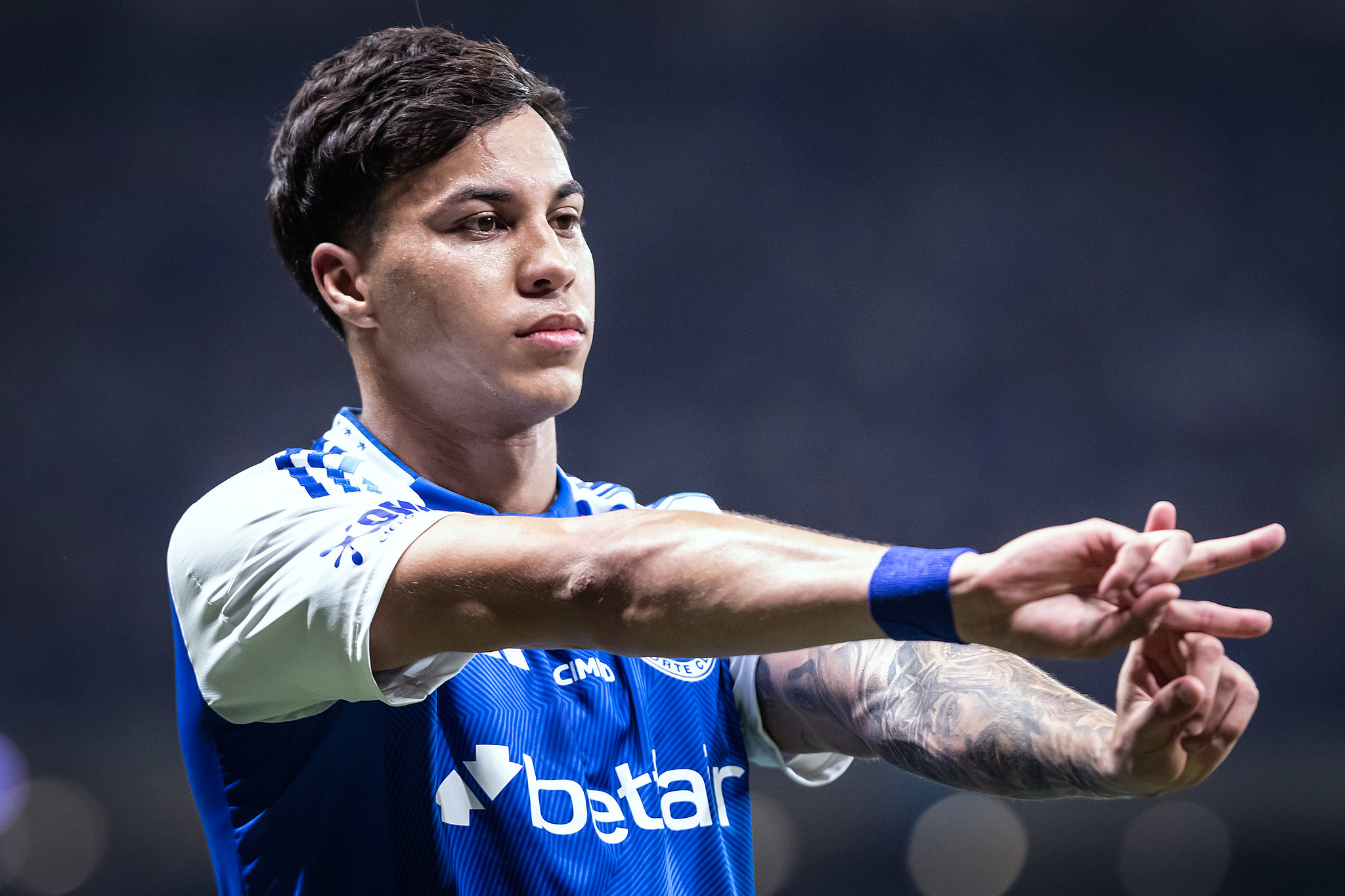 Cruzeiro bate Atlético-MG no Mineirão lotado, quebra tabu e vai às semifinais da Copa do Brasil