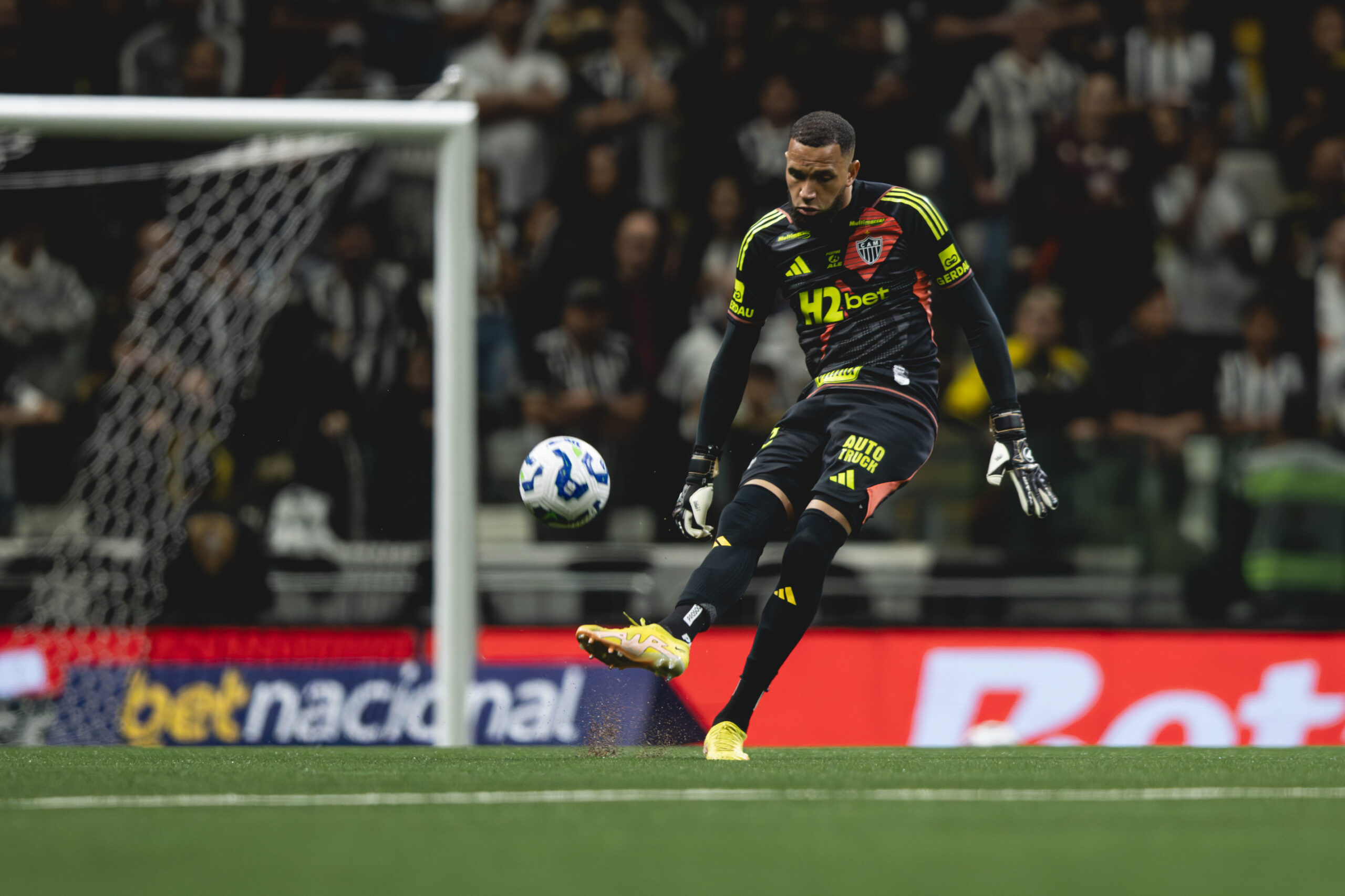 Everson brilha, Atlético-MG vence o Mirassol com um a menos e encerra jejum no Brasileirão
