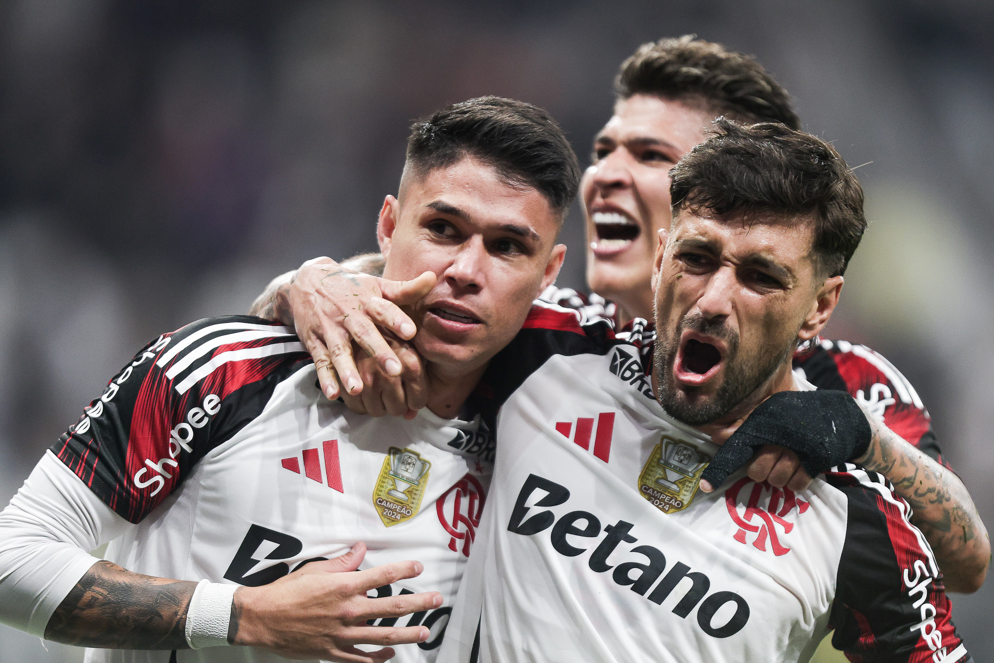 Flamengo vence Corinthians de virada na Neo Química Arena