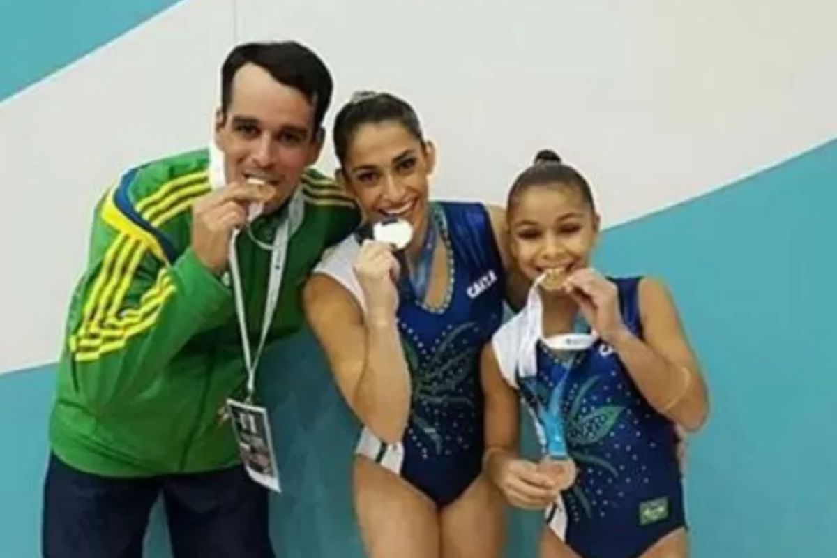 Flavia Saraiva ouro em 2015 ao lado de Daniele Hypolito e do técnico Alexandre Carvalho | Foto: Reprodução/CBG