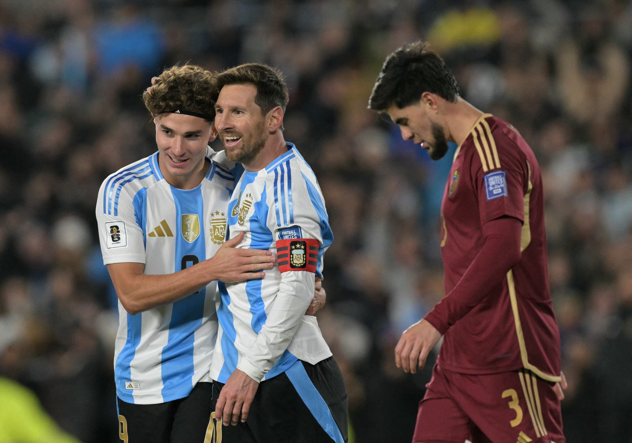 Messi se emociona e comanda vitória da Argentina sobre a Venezuela no Monumental