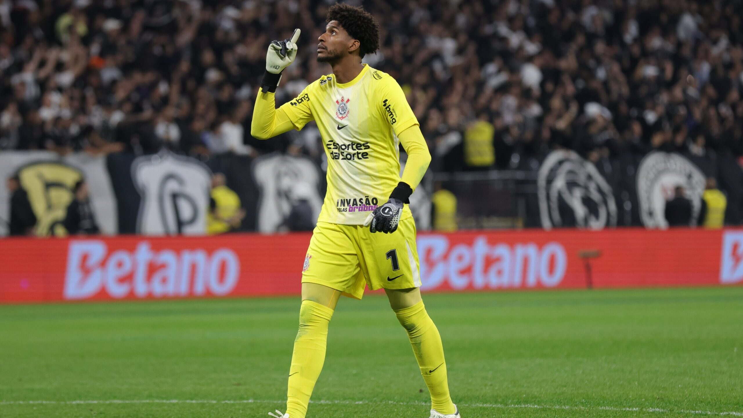 Em noite iluminada de Gui Negão e Hugo Souza, Corinthians avança para as semifinais da Copa do Brasil
