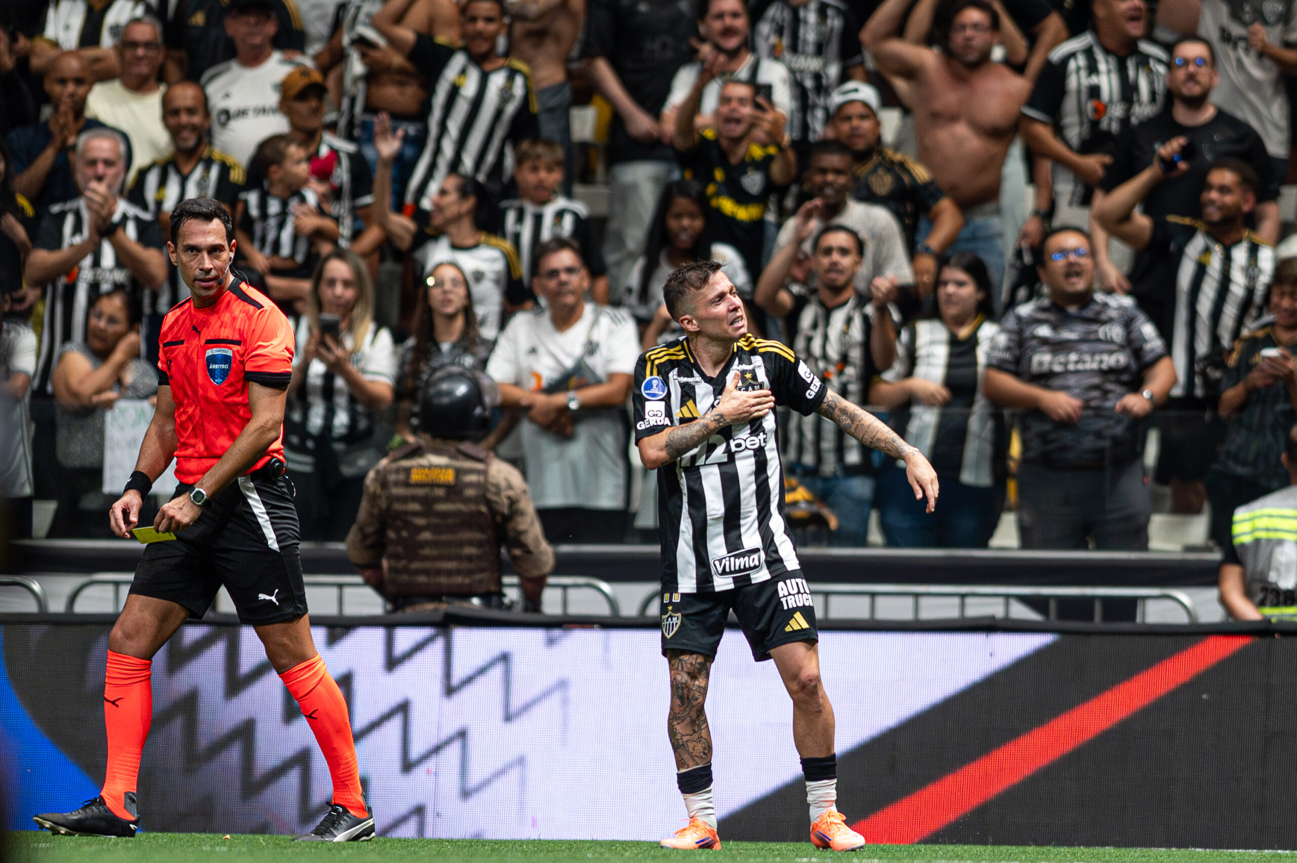 Bernard decide nos acréscimos e coloca o Atlético-MG na semifinal da Sul-Americana