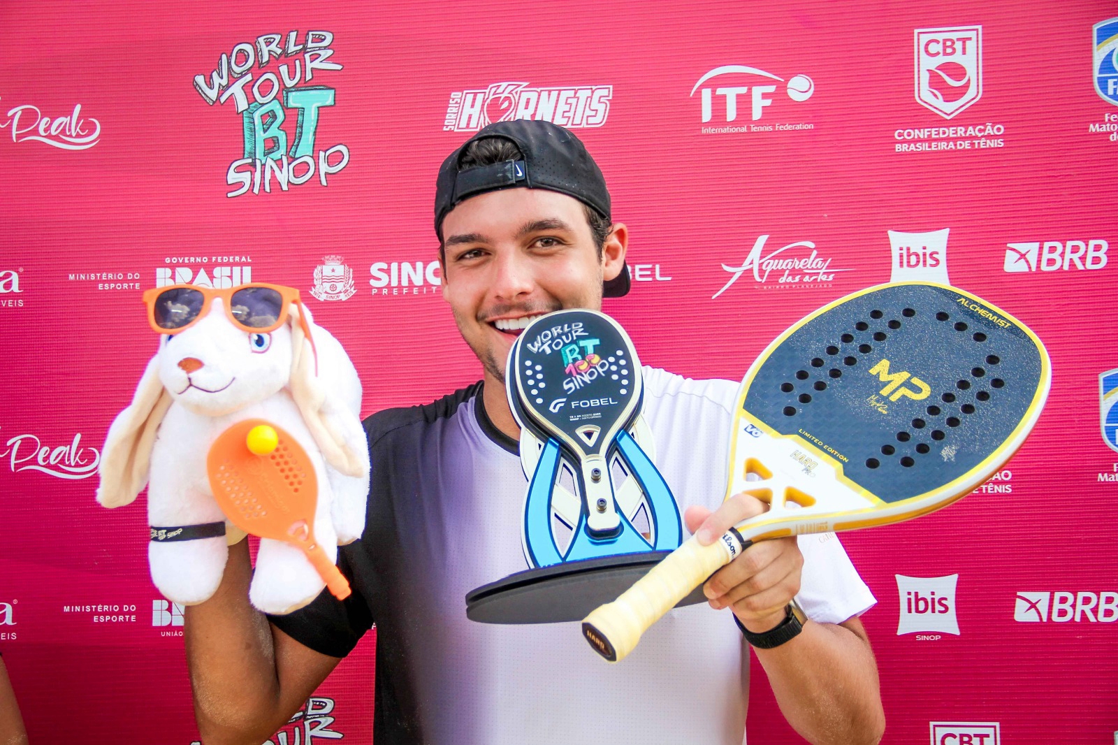 Miguel Peres conquista dois títulos ITF BT100 e consolida ascensão no beach tennis mundial