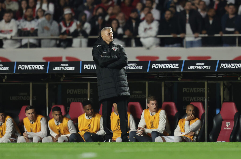 Eliminação do São Paulo faz Crespo pedir serenidade e reforçar confiança em Luciano