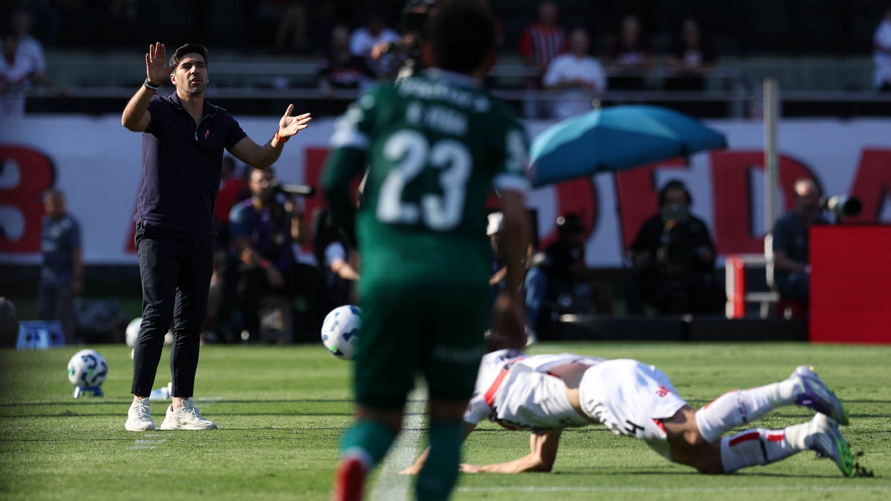 Abel exalta força do elenco do Palmeiras após virada sobre o São Paulo e comenta polêmica de arbitragem