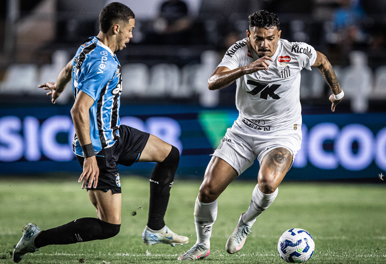 Santos busca empate contra o Grêmio e segue ameaçado no Brasileirão