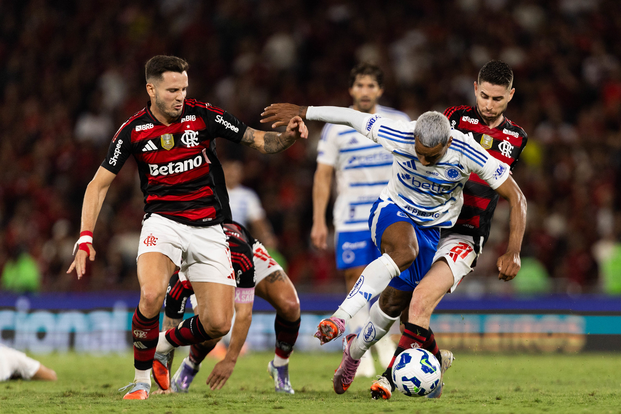 Defesas brilham e Flamengo empata sem gols com o Cruzeiro no Maracanã