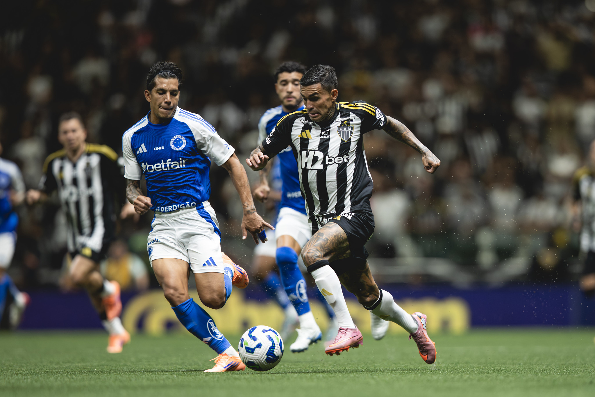 Atlético-MG para no Cruzeiro em clássico pegado e vê rival manter vantagem no ano