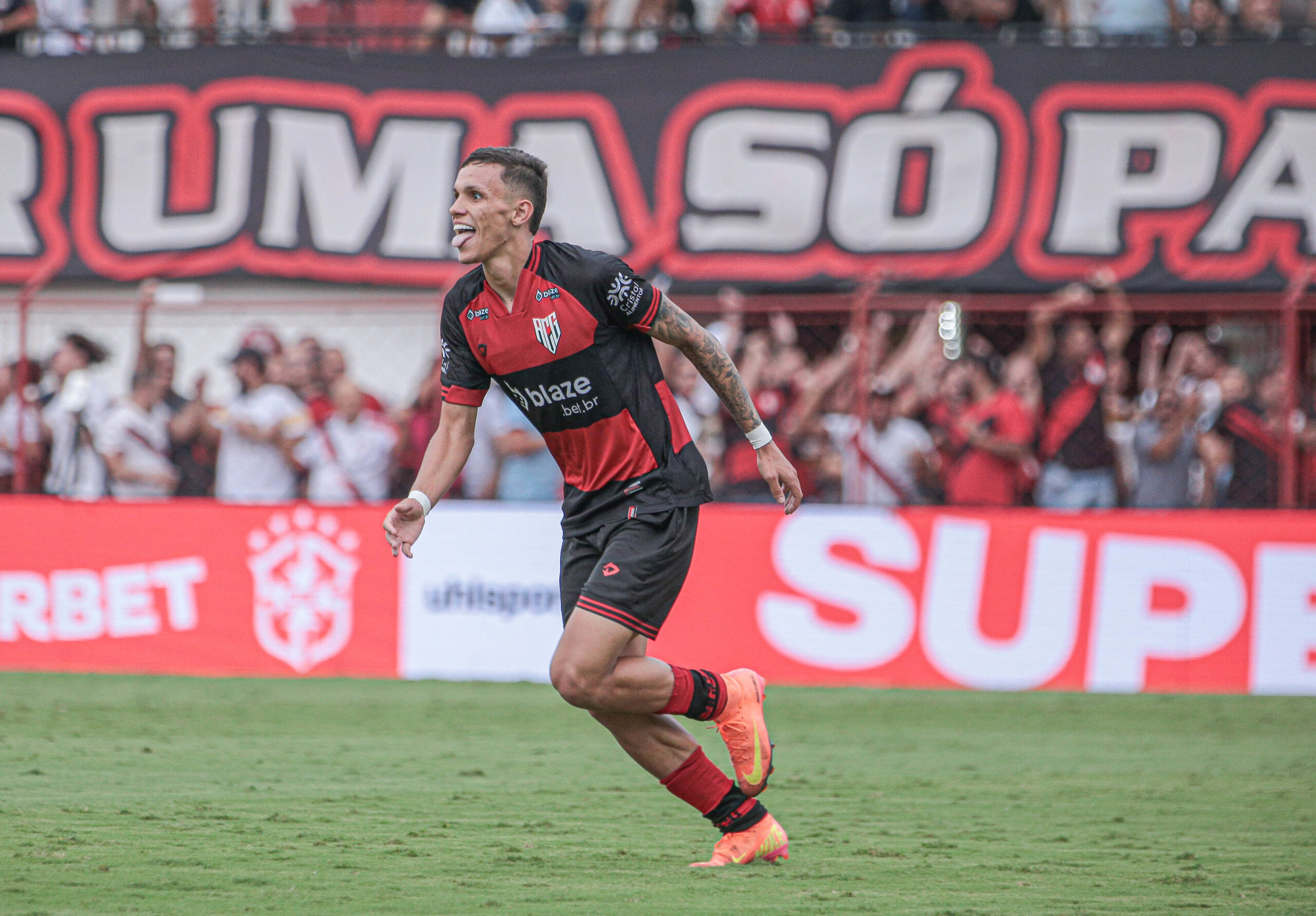 Atlético-GO vence o Vila Nova com gol de Yuri e mantém vivo o sonho do acesso