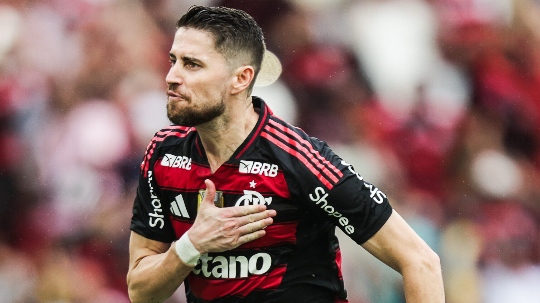 Flamengo vence Palmeiras no Maracanã e esquenta a briga pelo título do Brasileirão