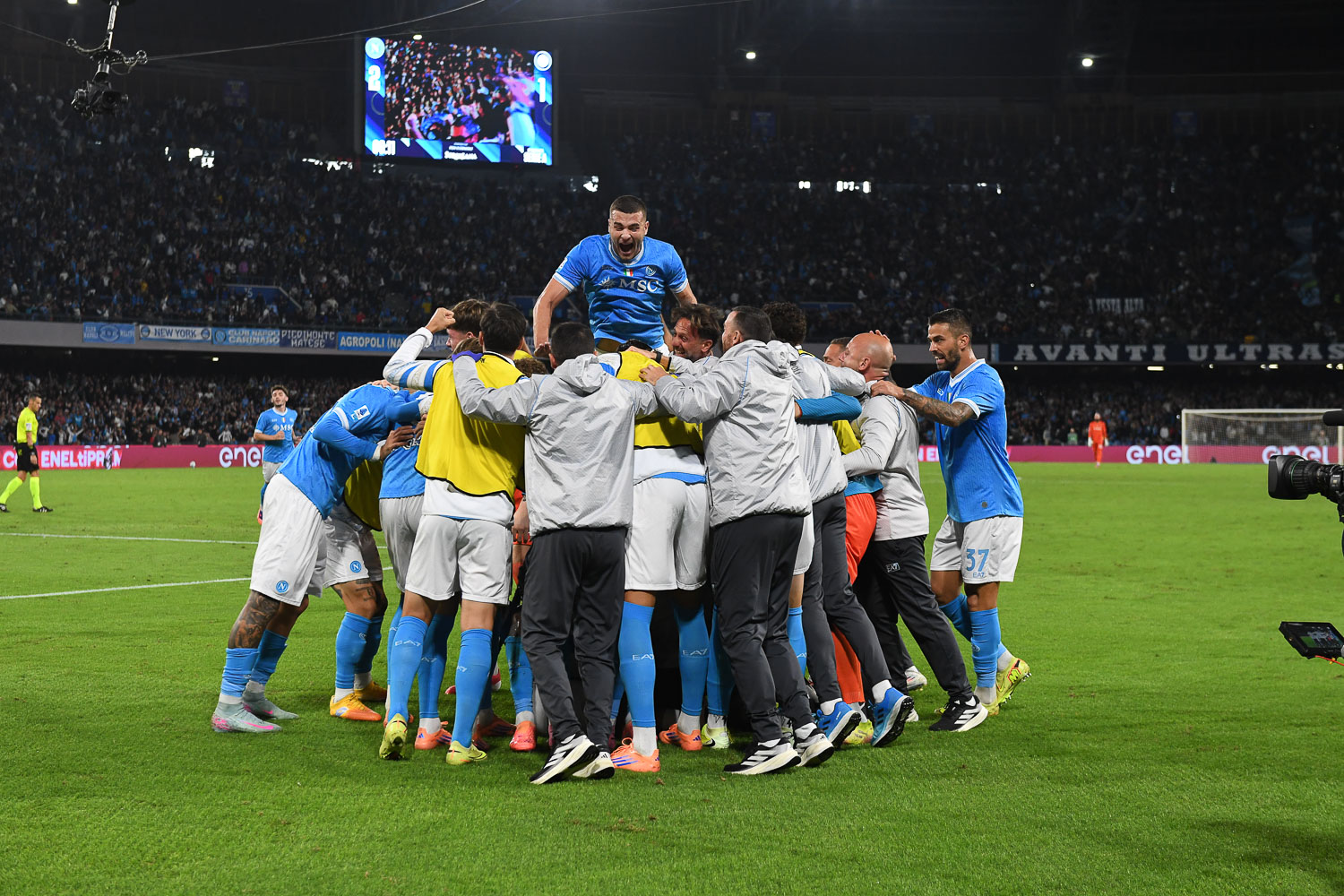 Napoli derrota a Inter e volta à liderança da Serie A