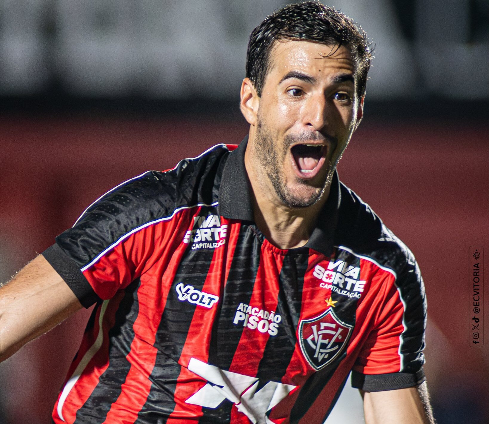 Vitória triunfa sobre o rival Bahia e respira no Brasileirão