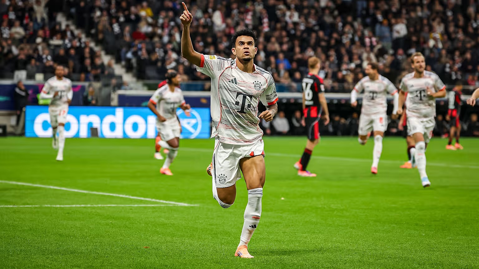 Luis Díaz brilha e Bayern de Munique atropela Frankfurt fora de casa