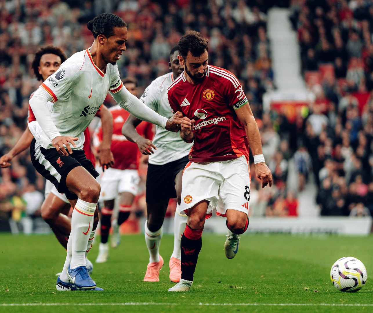 Liverpool e Manchester United revivem a maior rivalidade do futebol inglês em Anfield