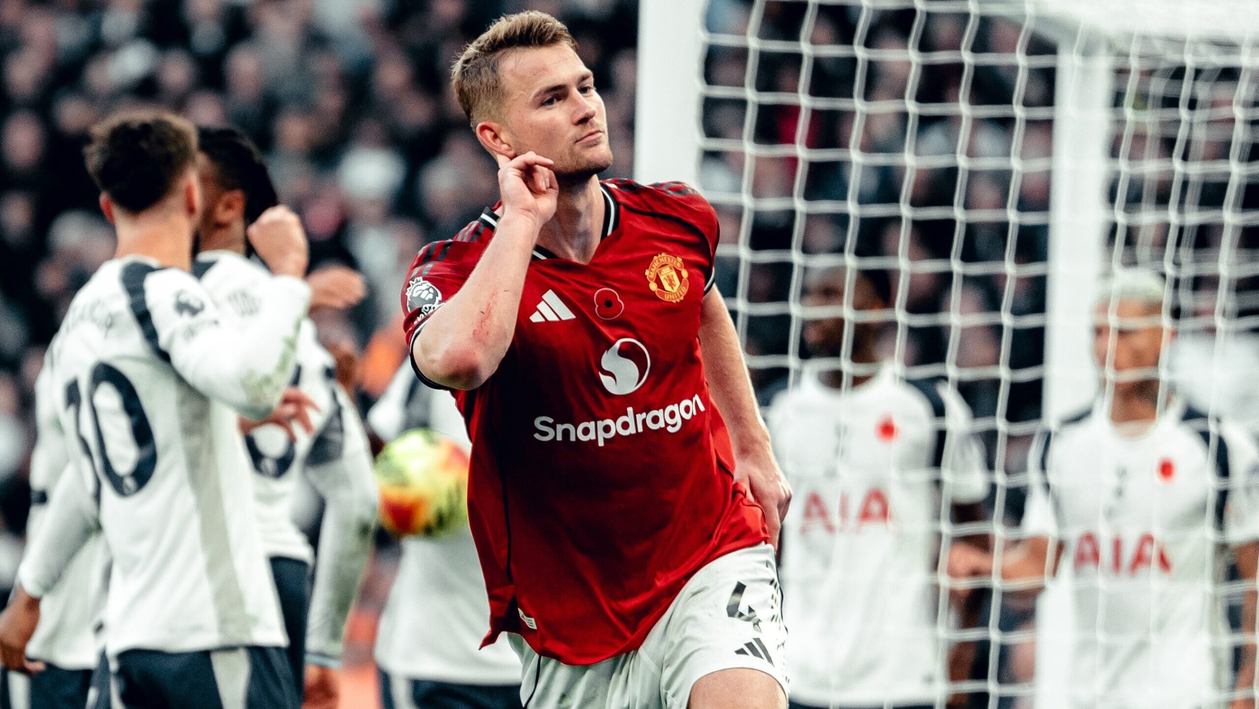 De Ligt marca nos acréscimos e garante empate do Manchester United com o Tottenham