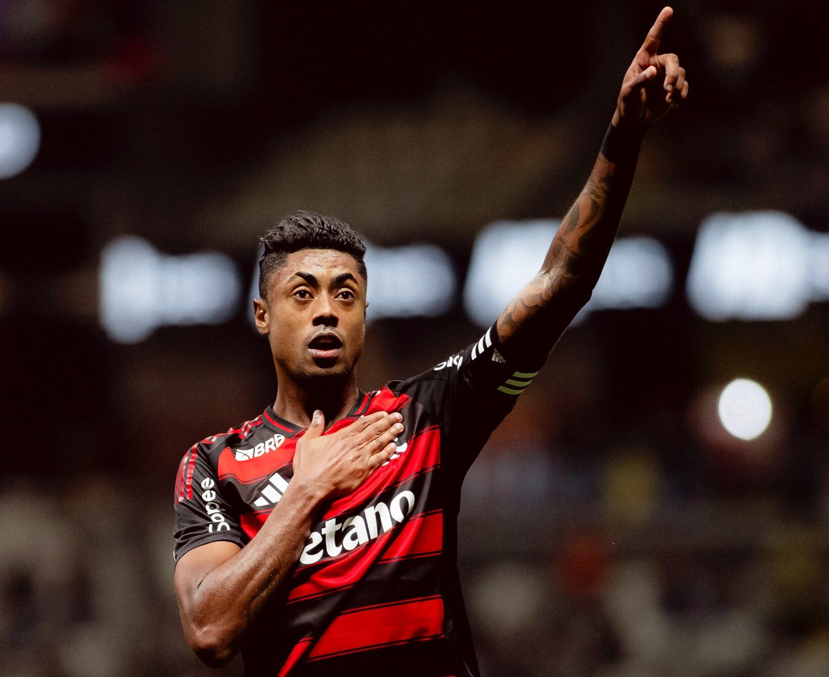 Flamengo frustra Atlético-MG com empate tardio e prolonga disputa pelo título