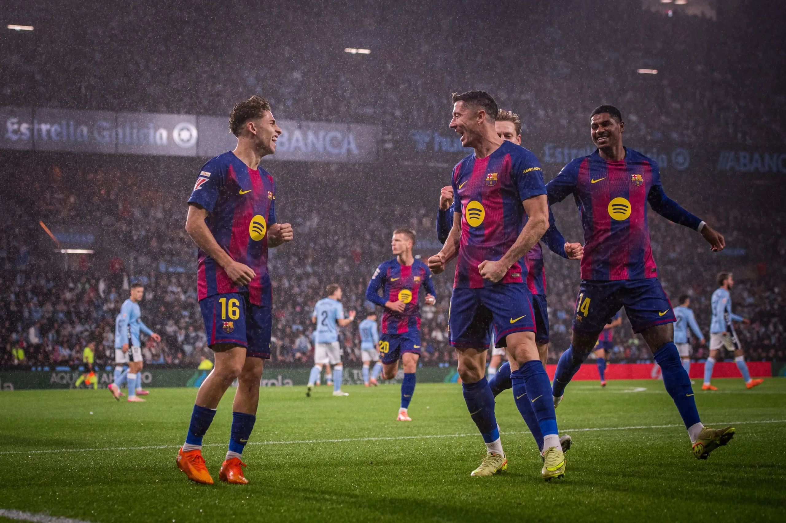 Lewandowski faz hat-trick, Barça vence o Celta e encosta no Real Madrid