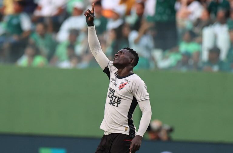 Athletico vence o Goiás na Serrinha e entra firme na briga pelo acesso