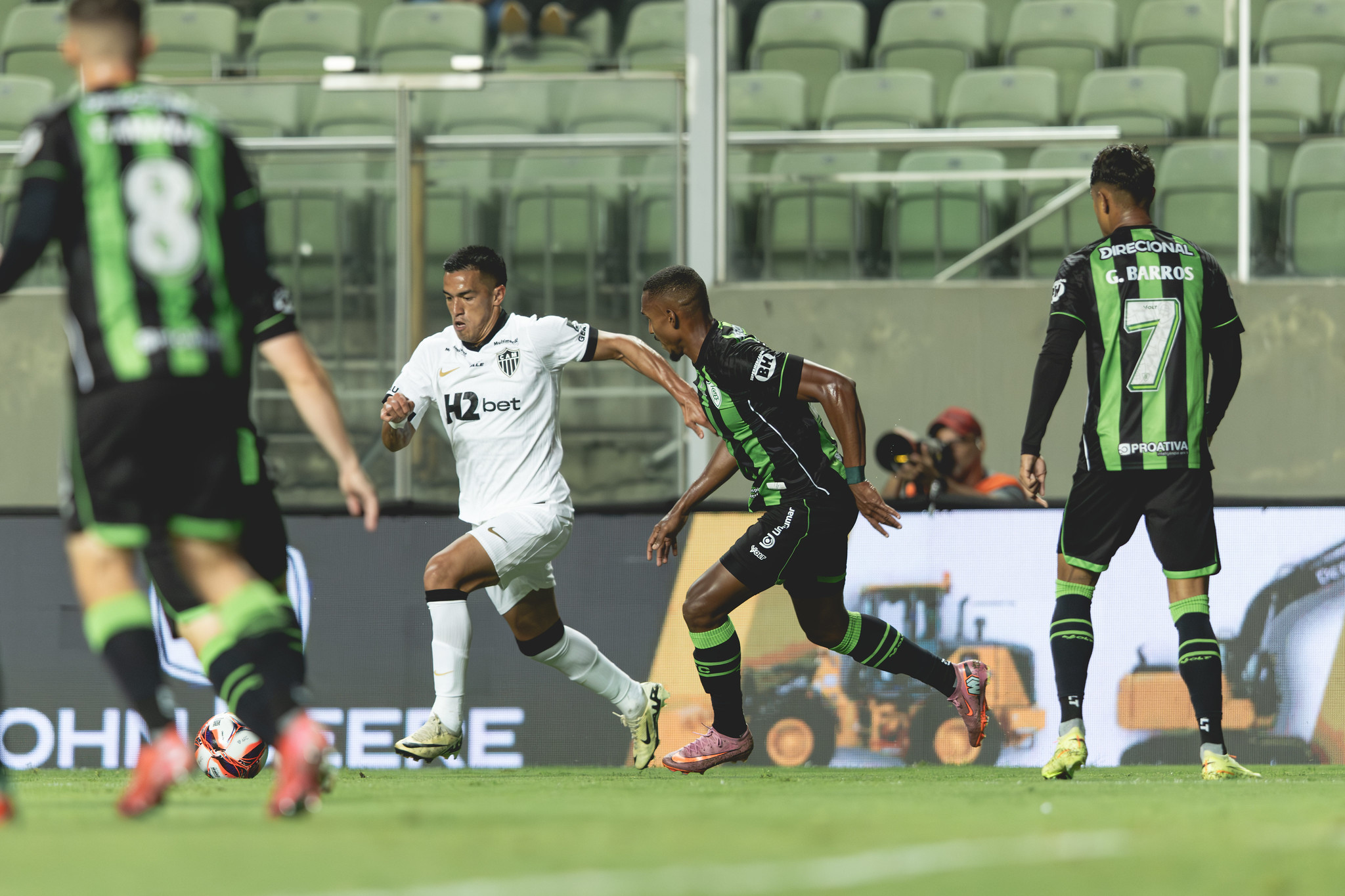 América-MG e Atlético-MG empatam em clássico movimentado no Independência