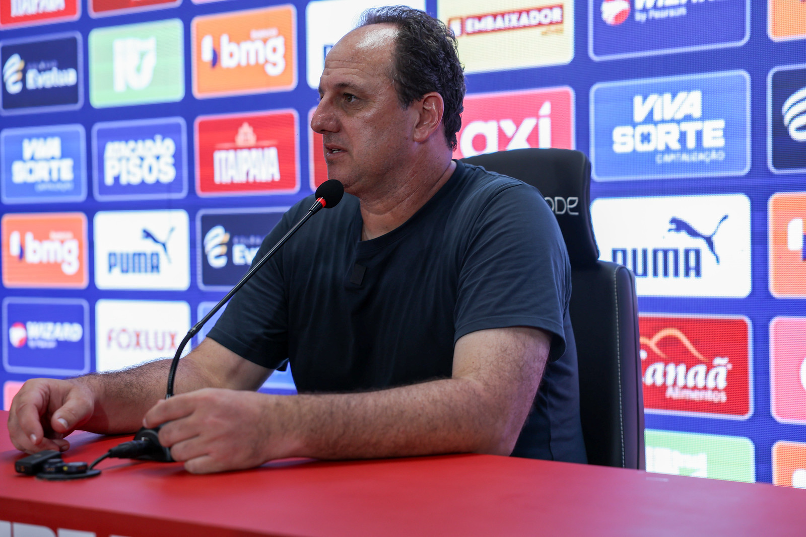 Após quebrar tabu no Barradão, Ceni projeta mais espaço para jovens do Bahia