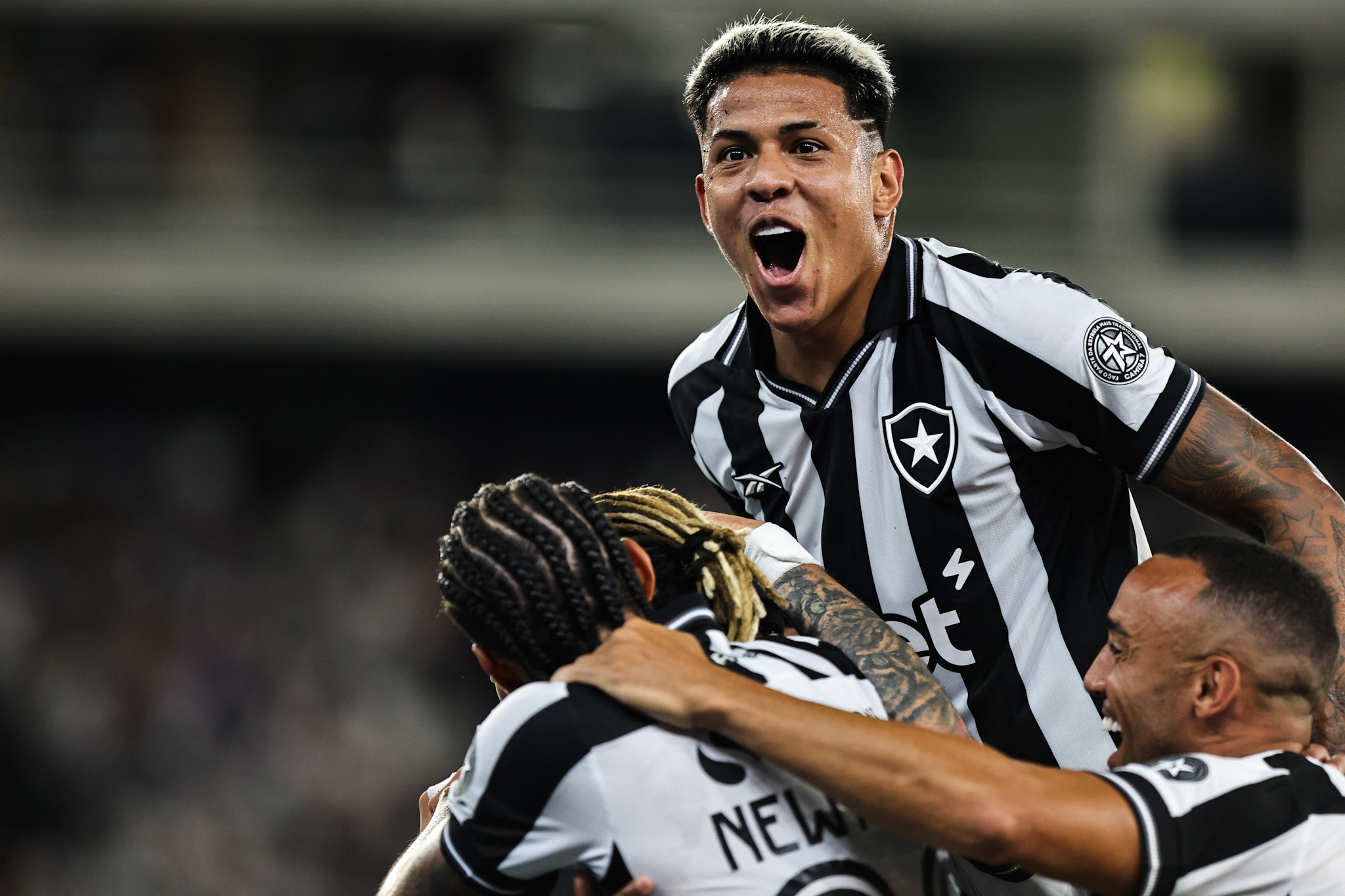Botafogo atropela Cruzeiro no Nilton Santos e estreia com goleada no Brasileirão