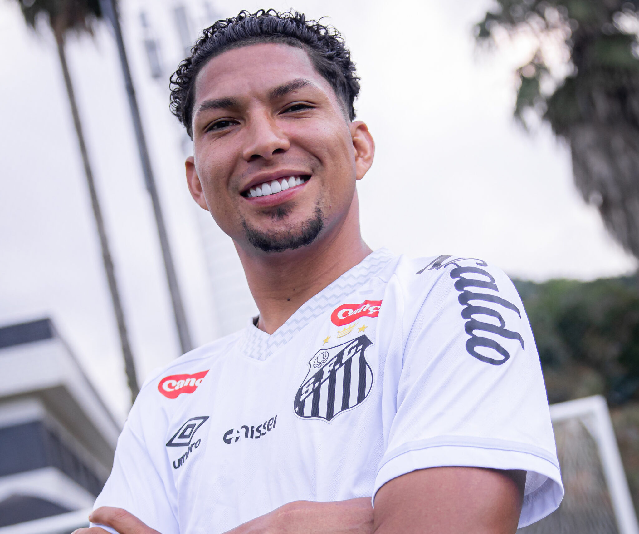 Rony chega ao Santos, treina com o elenco e projeta estreia