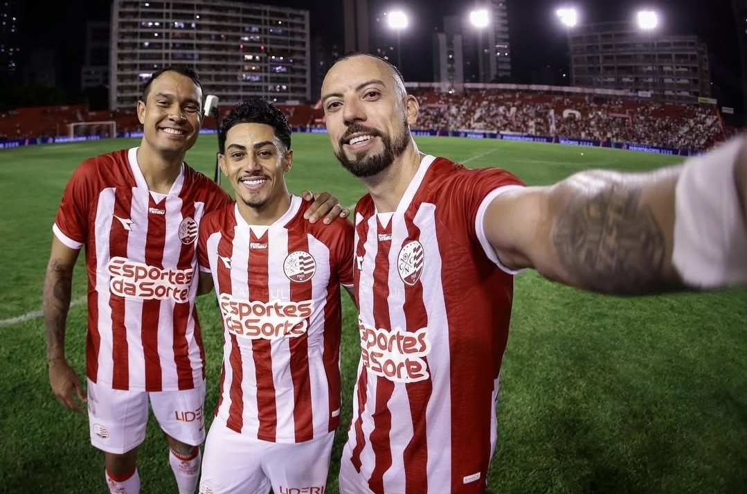 Náutico atropela Sport e lidera o Pernambucano