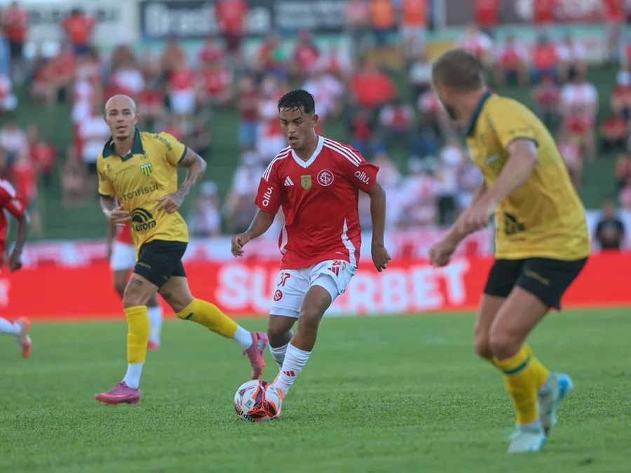 Inter perde de virada para Ypiranga, mas segue líder no Gauchão