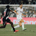 Igor Rabello e Andrés Gómez competem por posse (Lucas Merçon/Fluminense FC)