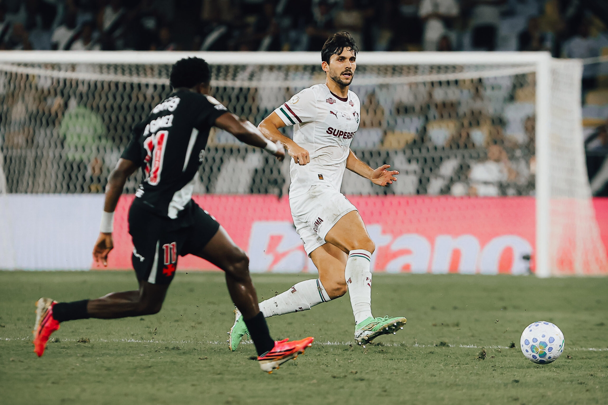 Igor Rabello e Andrés Gómez competem por posse (Lucas Merçon/Fluminense FC)