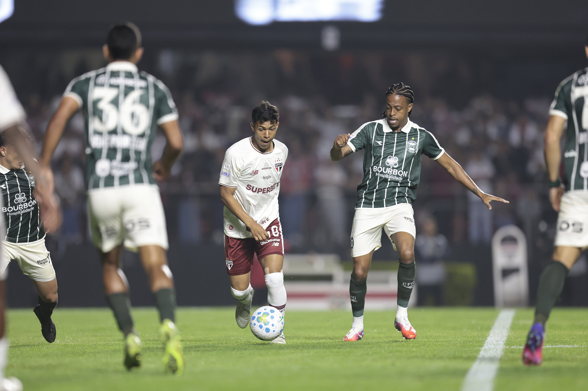 São Paulo e Coritiba empatam em noite do Brasileirão no Morumbis