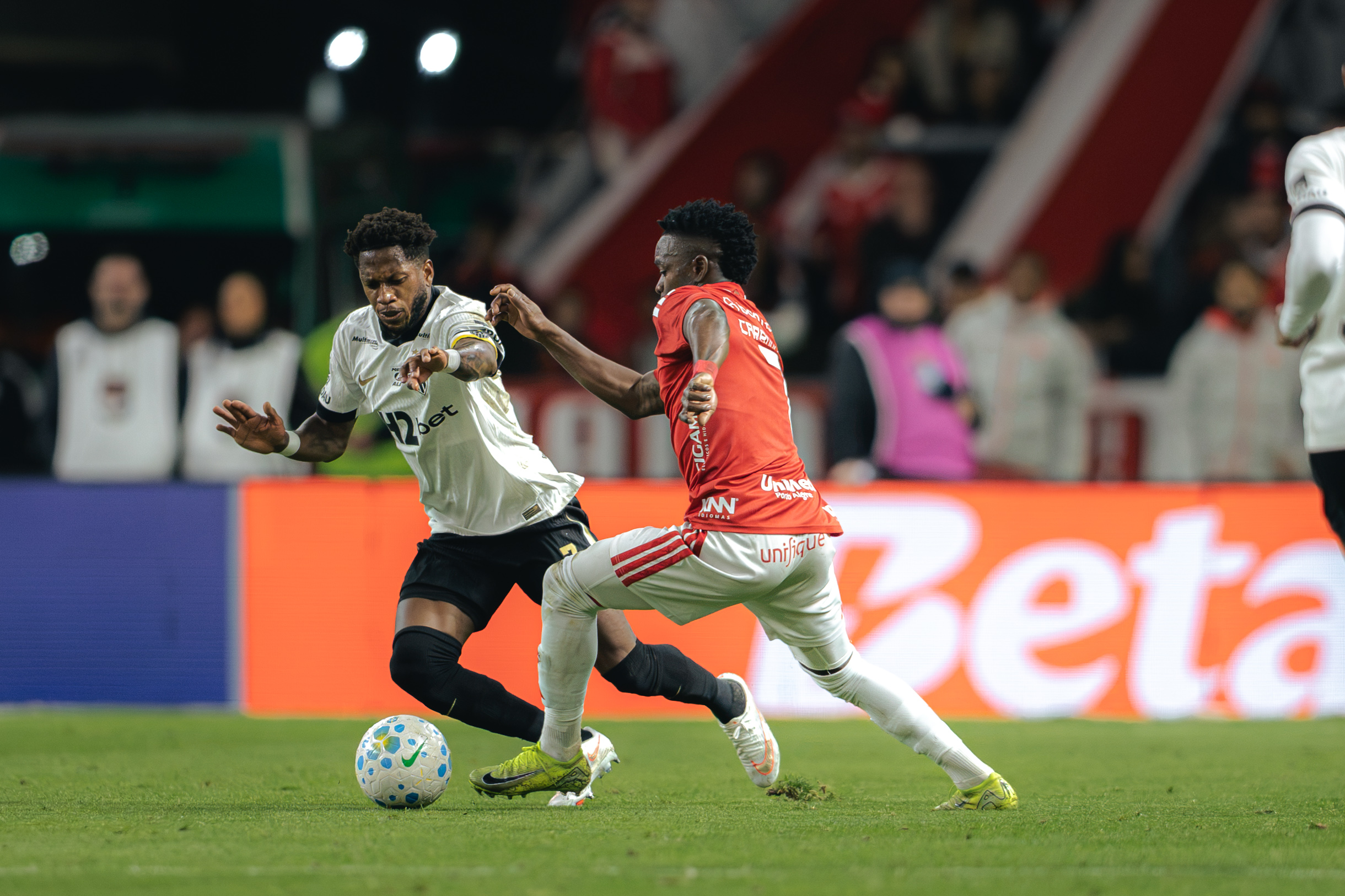 Fred e Carbonero disputando a bola. Foto / Atlético
